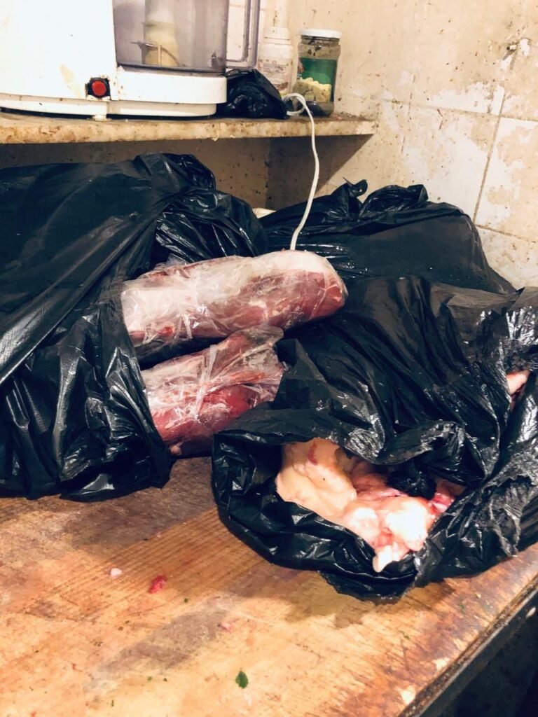 ضبط ملحمة في صور تبيع لحومًا مثلّجة دون إعلان وتخالف شروط التخزين