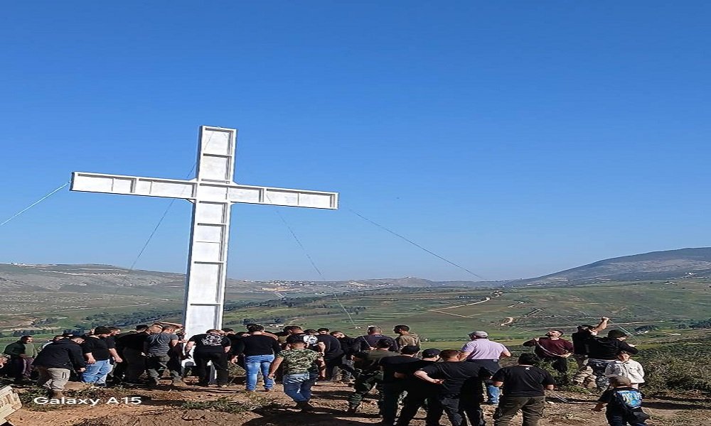 بالصورة ـ رفع صليب عملاق في القليعة!