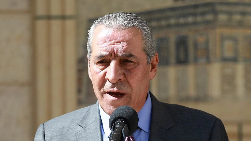 من هو حسين الشيخ الذي عينه محمود عباس نائبا له ؟