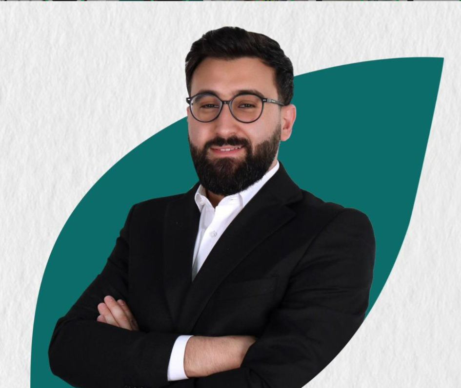 علي عبدالحسين جواد.. أصغر رئيس بلدية في لبنان يتسلّم رئاسة قاقعية الصنوبر بالتزكية