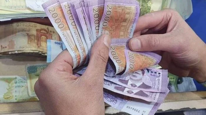 بعد إعلان رفع العقوبات.. تراجع حادّ في سعر الصرف الليرة السورية والتجار يجمّدون بيع الدولار!