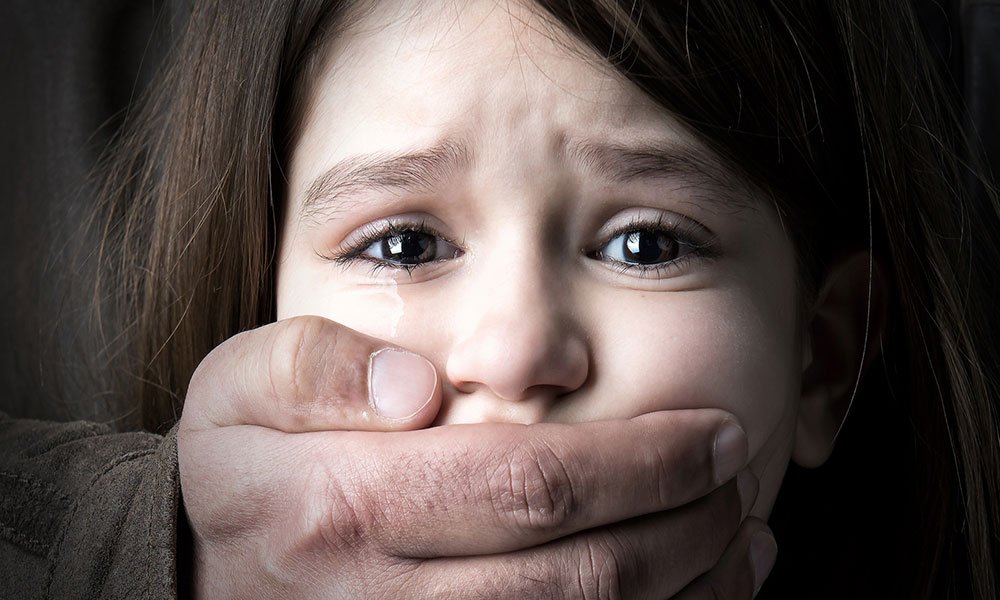 أُدين بـ ٳعتداء جنسي على طفلة داخل مرحاض.. هذا ما حلّ به!