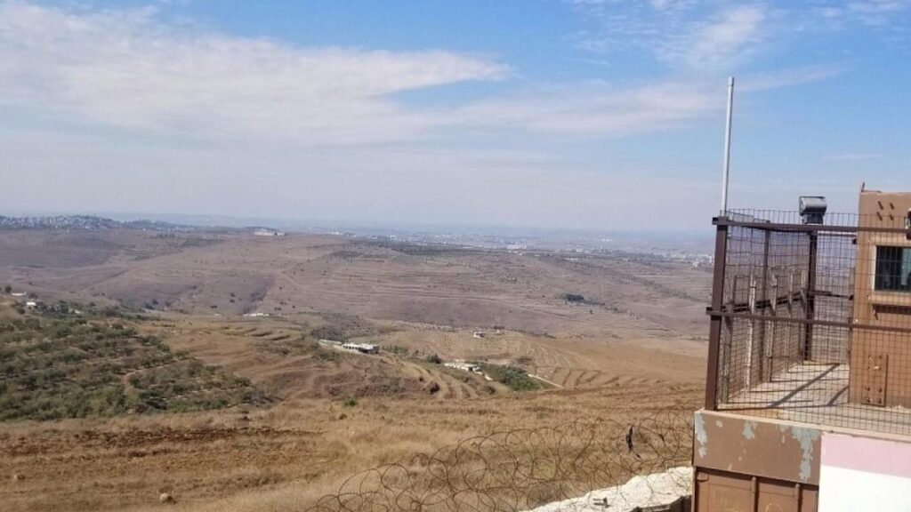 من سوريا إلى لبنان.. تهريب معسل ودخان على ظهر البغال!
