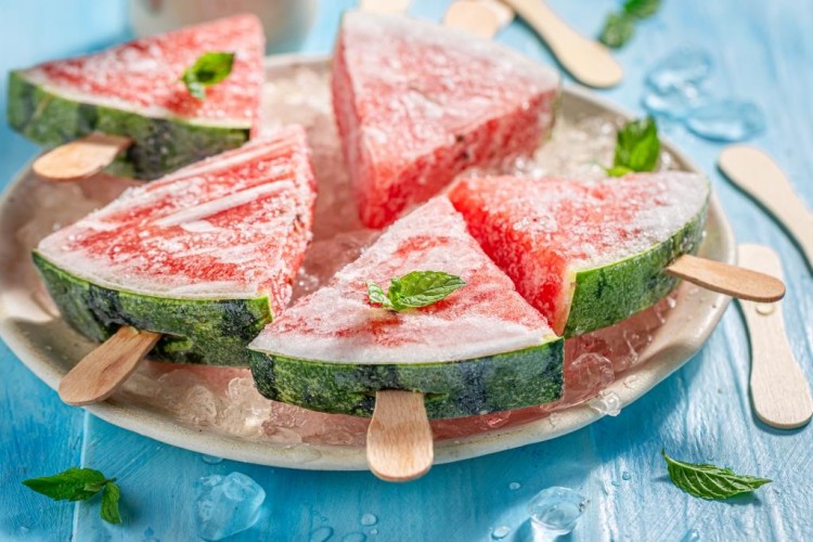 وصفة لذيذة في هذا الحر.. هكذا نحضّر شرائح البطيخ المتبلة!