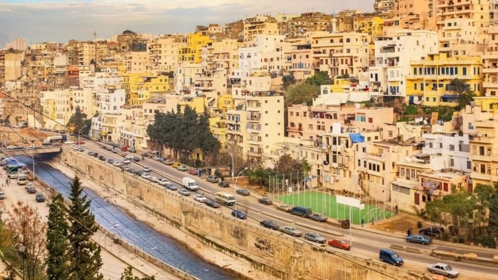 بالصّور ـ حاول رمي النفايات في النهر.. فـ أجبرته شرطة البلدية على تنظيف المكان!