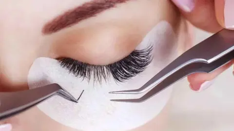 قد تسبّب العمى.. ٳحذروا الرموش الٳصطناعية!