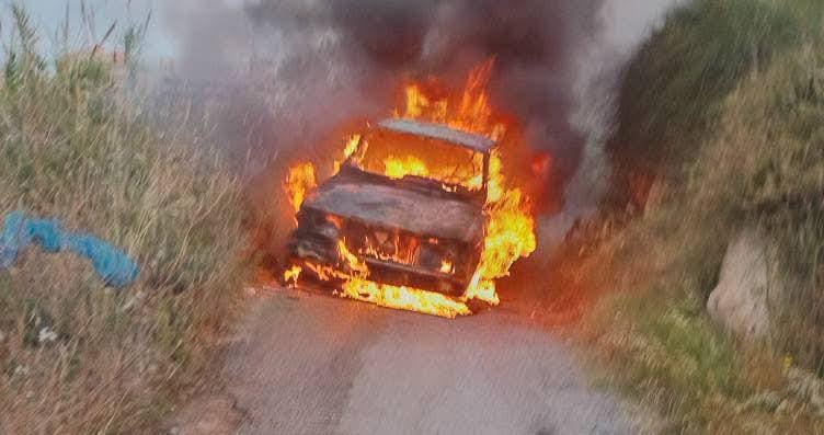 بالصور : احتراق سيارة في منطقة خيزران