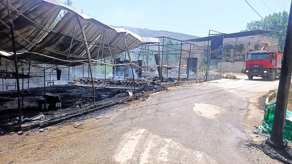 بالصّور ـ حريق كبير يلتهم مطعمين على ضفاف النهر في زغرتا.. والخسائر فادحة!