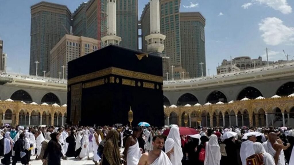 لأداء “طواف القدوم”.. توافد الحجاج إلى المسجد الحرام!