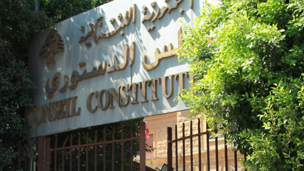 “الدستوري” يجمّد قانون تسوية أوضاع أمنيين!