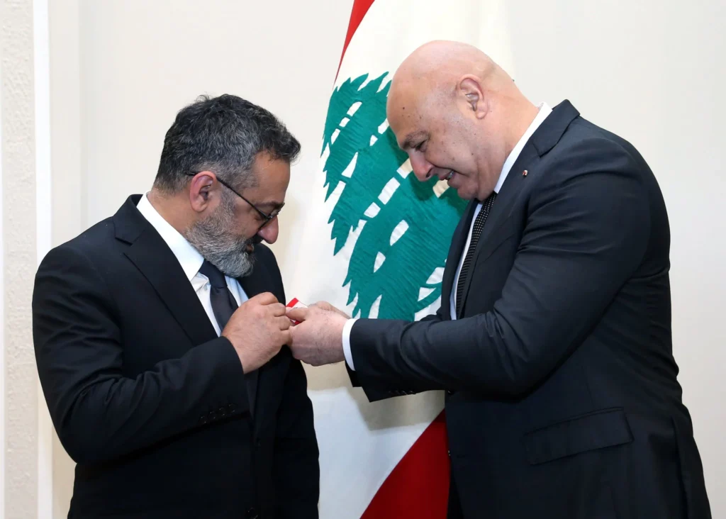 بالصّور ـ الرئيس عون يكرّم جورج خباز!