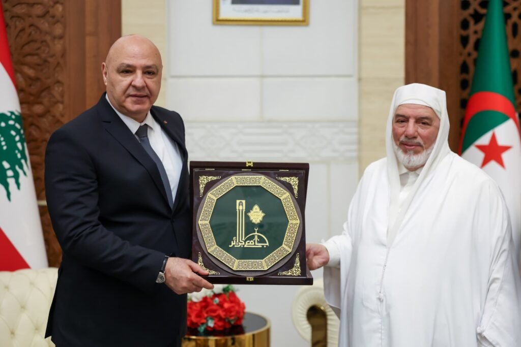 بالصّور ـ الرئيس عون يزور كاتدرائية سيّدة أفريقيا وجامع الجزائر!