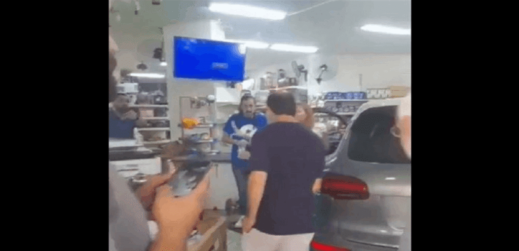 بالفيديو ـ سيارة تقتحم محلات في عوكر.. إصابات وأضرار!