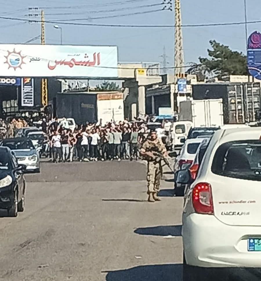 بالفيديو – قطع طريق صوفر – عاليه احتجاجًا على أحداث السويداء مع انتشار الجيش.