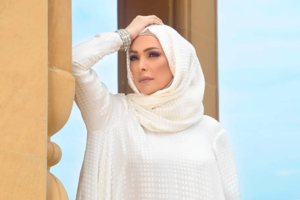 بالصّورة ـ أمل حجازي تخلع الحجاب: “أهلاً بالحياة”!