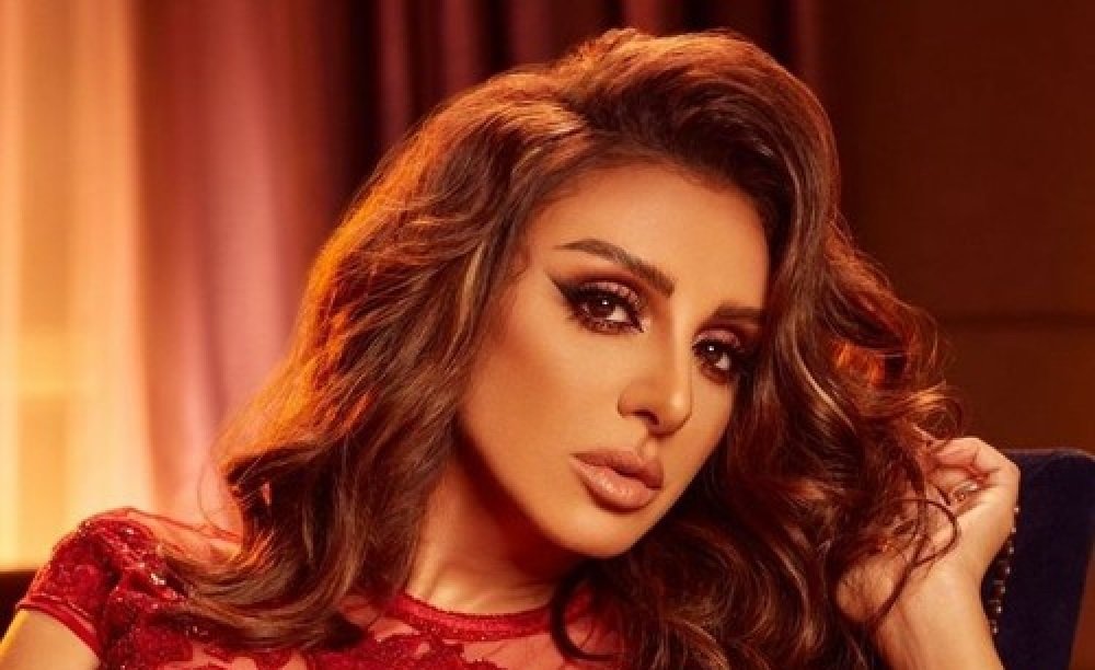 أنغام تبكي على الهواء: لا علاقة لي بـ أزمة شيرين!