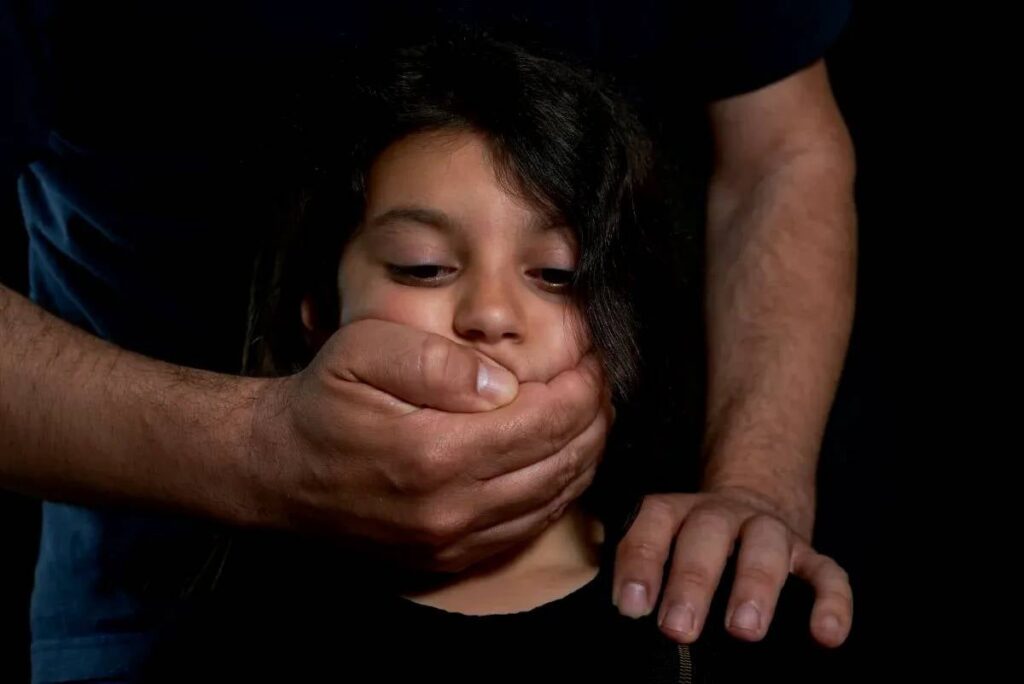 “تحمّلي شويّ”.. طفلة توثّق تحرّش جدّها بها في النبطية: تفاصيل تقشعرّ لها الأبدان!