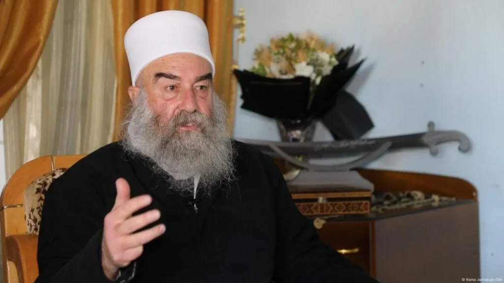 الهجري يطالب بسحب القوات الحكومية من السويداء وتوفير الإنترنت بشكل عاجل