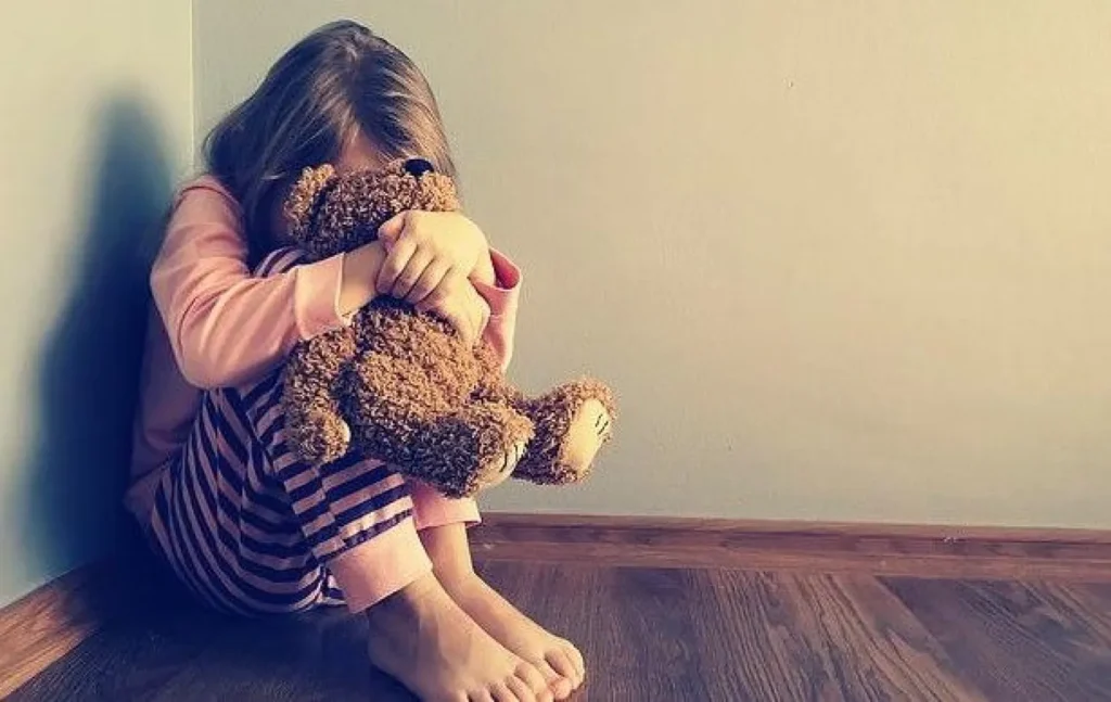بالفيديو ـ في هذه المنطقة: أجساد صغيرة تحمل آثار الوحشية.. 3 طفلات يتلقّين عذاب الجحيم!