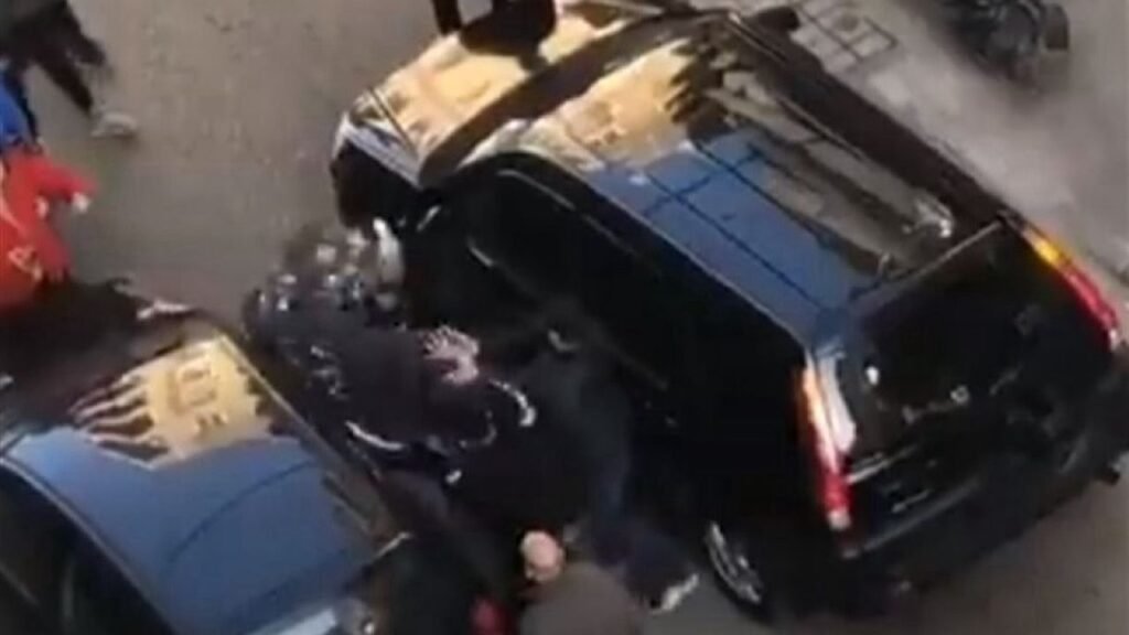 بالفيديو ـ بسبب ركن سيارة.. ٳعتداء وحشي على عنصر الأمن داخل منتجع!