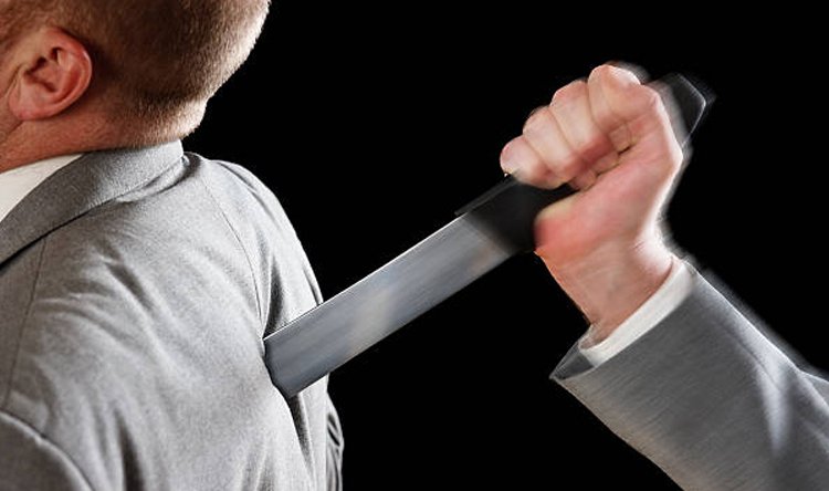 بالصّورة ـ الكوتش أيمن رضوان ضحيّة طعنة سكين أثناء محاولة فض إشكال!