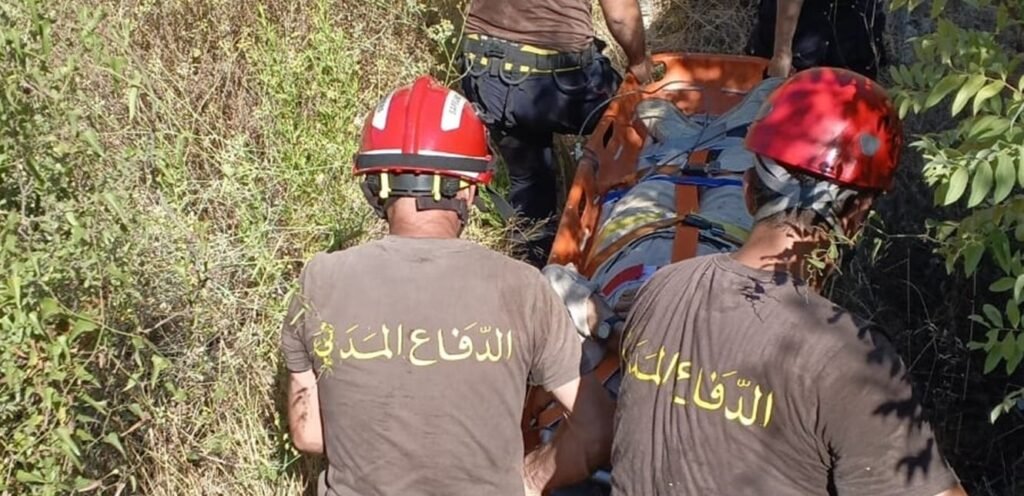 الدفاع المدني يسعف راعياً هوى في وادٍ!
