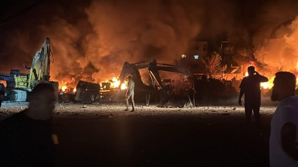 (صورة جوية) غارات إسرائيلية على أنصارية: استهداف “هنغار” للمعدات والجرافات