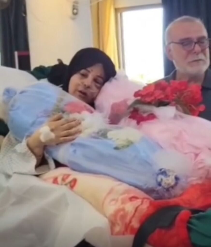 مشهد مؤثر جدًا.. والدة شهداء مجزرة بنت جبيل تحتضن أطفالها للمرّة الأخيرة!