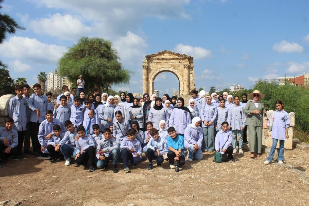 بلدية صور تحتفي بيوم السياحة الدولي بجولة ثقافية ميدانية لطلاب المدارس الى المواقع الأثرية