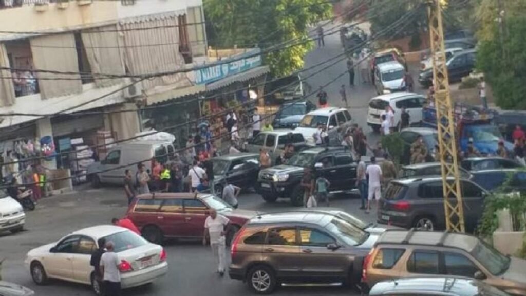 بالفيديو ـ في عبرا: بسبب “شتيمة”.. إشكال وتضارب وتكسير سيارة!