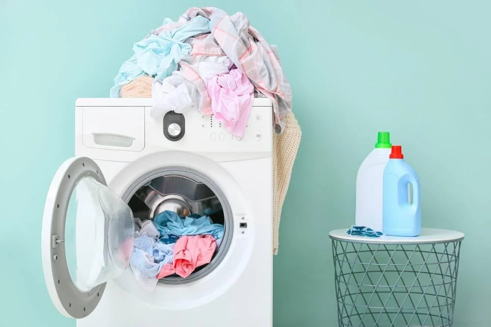 ملابسك في خطر.. تخلص فوراً من هذا المنتج أثناء الغسيل