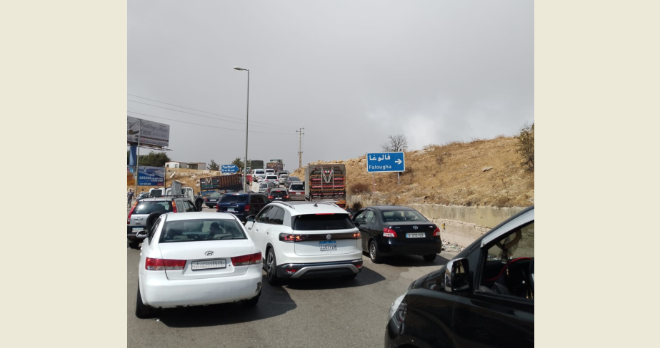 أصحاب الشاحنات ما زالوا يقطعون مفترق فالوغا باتجاه بيروت والمواطنون العالقون يناشدون فتح الطريق
