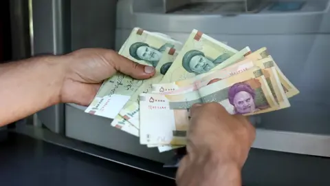 بعد إعادة العقوبات.. الريال الإيراني يبلغ أدنى مستوياته أمام الدولار!