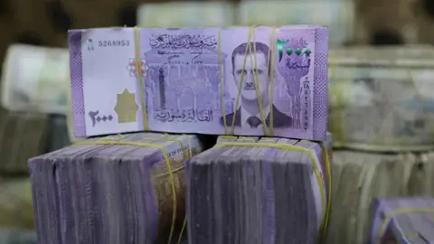 عملة جديدة وتحوّل رمزي.. سوريا تقترب من إزالة صور بشار وحافظ الأسد!