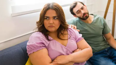 إنتقاد شكل الشريك أو وزنه.. “رأي صريح” أم إساءة عاطفية؟