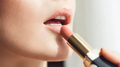 أحمر الشفاه وخطر المعادن الثقيلة.. تهديد محتمل لصحة رئتيك!