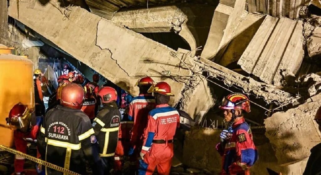 في إندونيسيا.. 100 طالب تحت أنقاض مدرسة منهارة!