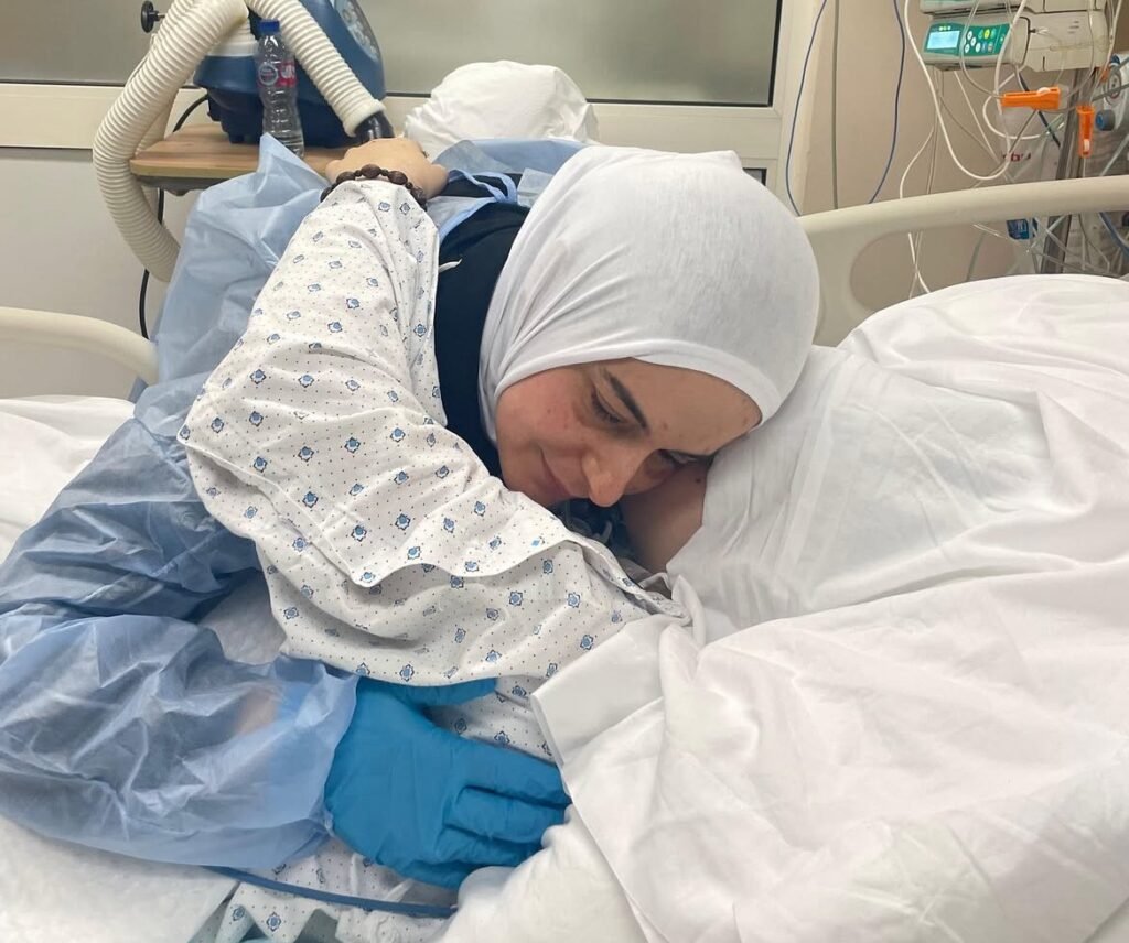 مشهد مؤثر.. الأم الجريحة ٲماني بزي تُخبر ٳبنتها الناجية “ٲسيل” باستشهاد والدها واخوتها!