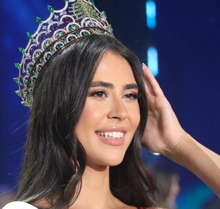 فضل شاكر يسرق الأضواء من ملكة جمال لبنان!