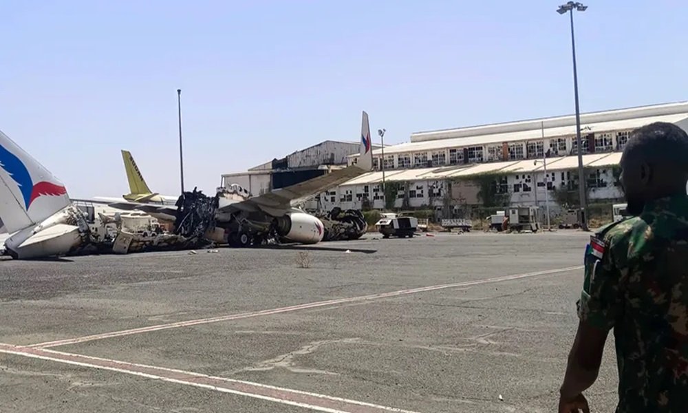 مسيّرات تستهدف محيط مطار الخرطوم قبيل إعادة افتتاحه