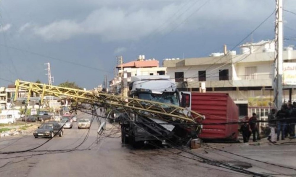 سقوط عامود كهرباء في الميناء؟