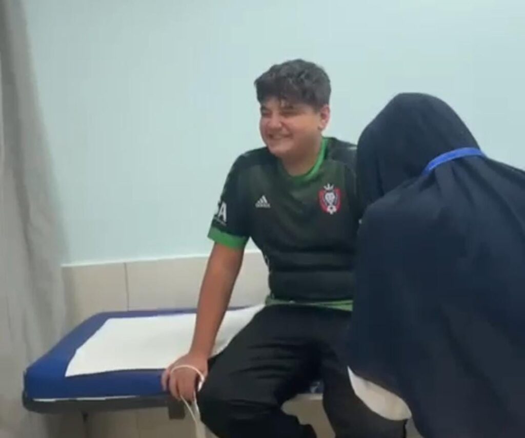 بالفيديو ـ بعد أن علق في معدته.. أطباء مستشفى سحمر ينجحون بـ إستخراج الزمور!