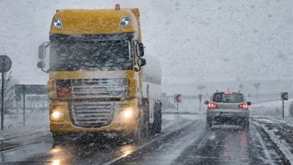 بالفيديو ـ سائق شاحنة يقود بـ”طريقة متهوّرة”.. و”الأمن” يتحرّك!