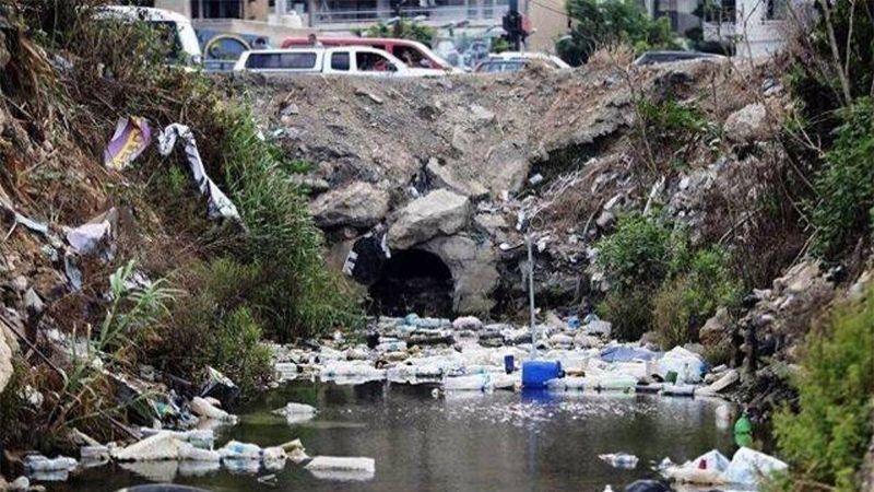 نهر الغدير “مجرور” مفتوح.. “زبل” الأبقار يلوث أجواء المطار!