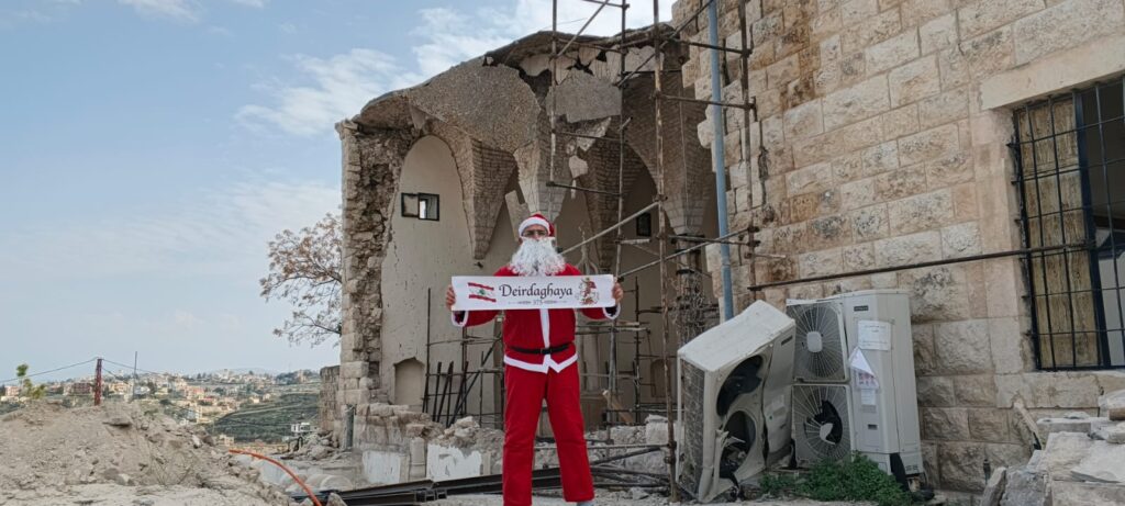 بالصّور ـ مبادرة مؤثرة لٳبن ديردغيا.. فرحة الميلاد مع تلاميذ القرﯼ المجاورة وزيارة لكنيسة البلدة!