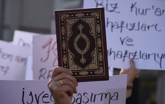بالصّورة ـ تصرّف إستفزازي.. مرشّح “أميركي” وضع المصحف في فم الخنزير!