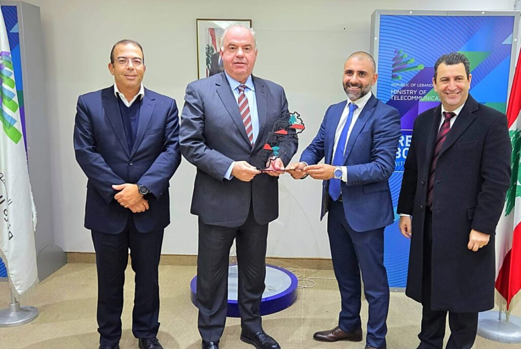 نقابة الخلوي: خريطة لبنان درعاً تذكاريًا للوزير الحاج و تأكيد على ديمومة واستمرارية الموظفين.