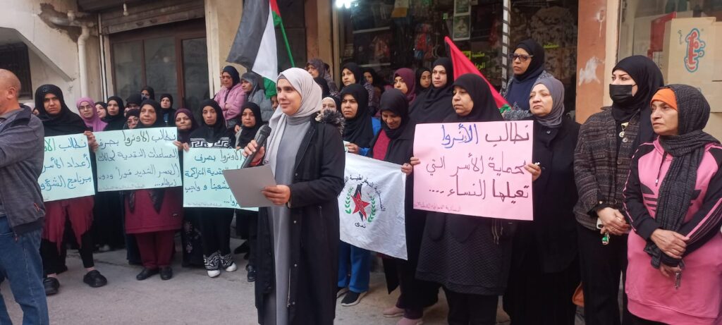 اعتصامات نسوية غاضبة لِـ«ندى» تعمّ المخيمات الفلسطينية في صور احتجاجًا على توقف المساعدات النقدية