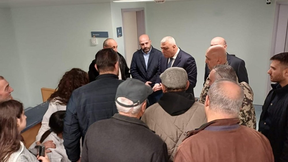 بعد غارة سبلين.. اللواء حسن شقير يزور الجريح علاء شحادة!