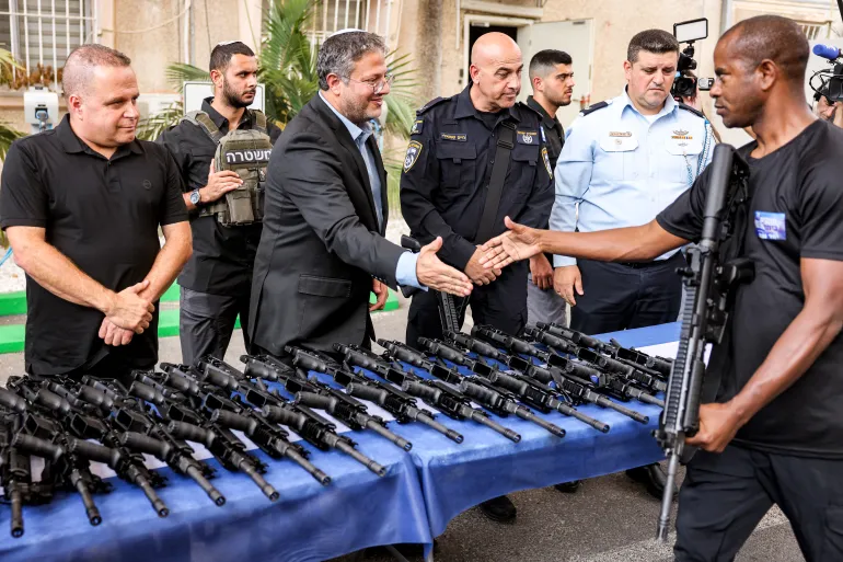 اسرائيل تدعو مواطنيها للتسلّح … ولبنان ينزع سلاح مواطنيه! / د. نسيب حطيط